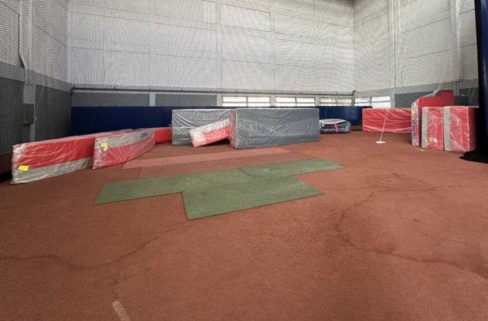 Παραδόθηκαν τα πρώτα στρώματα επί κοντώ που χορήγησε η ΕΟΕ στον ΣΕΓΑΣ runbeat.gr